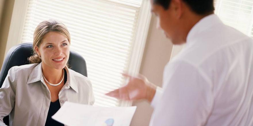 Nebankovní půjčky online - na obrázku je žena a muž řešíci smlouvu o půjčce v kanceláři.